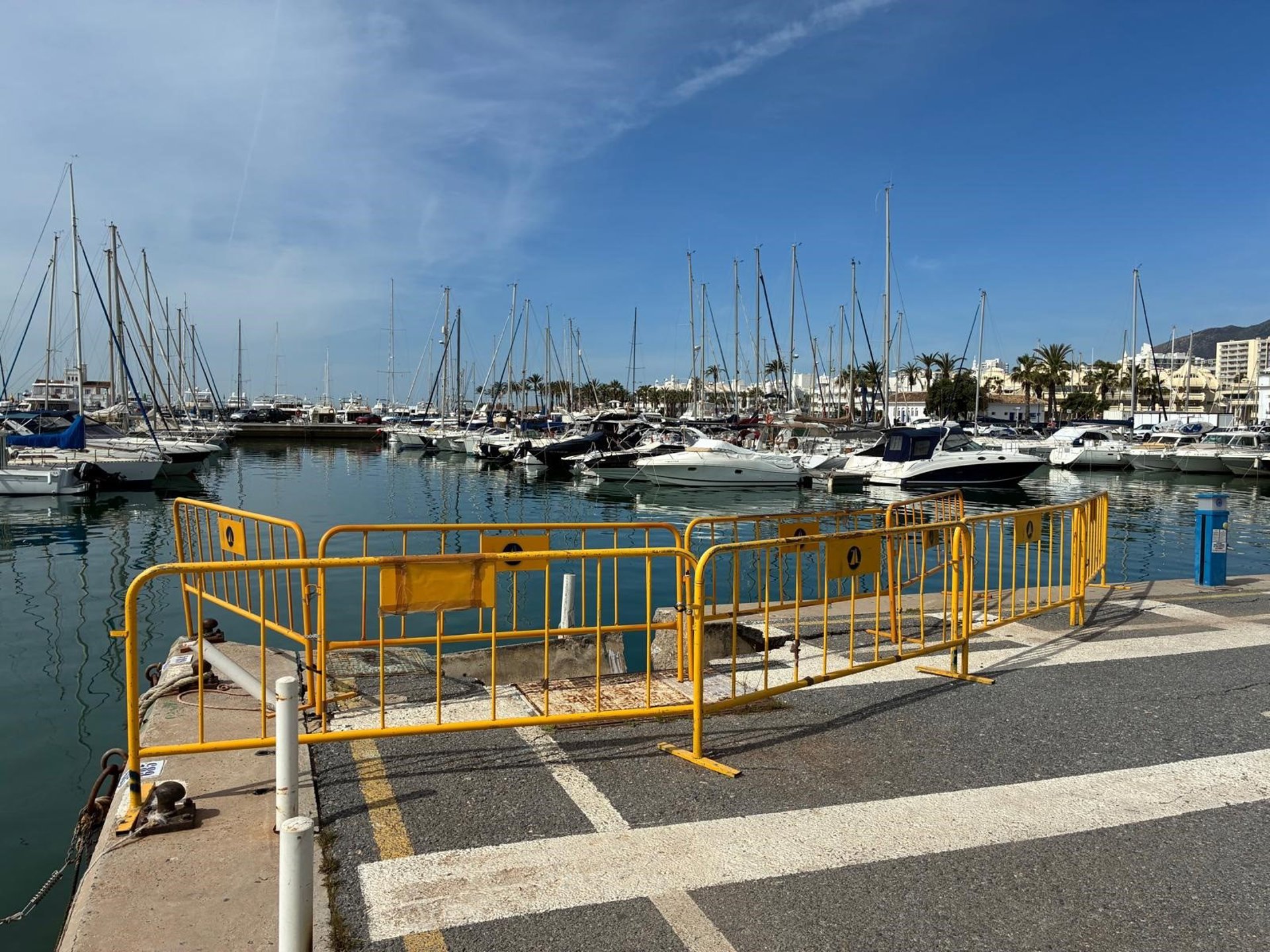 Comienzan obras para reparación del muelle de embarcaciones turísticas del puerto deportivo de Benalmádena