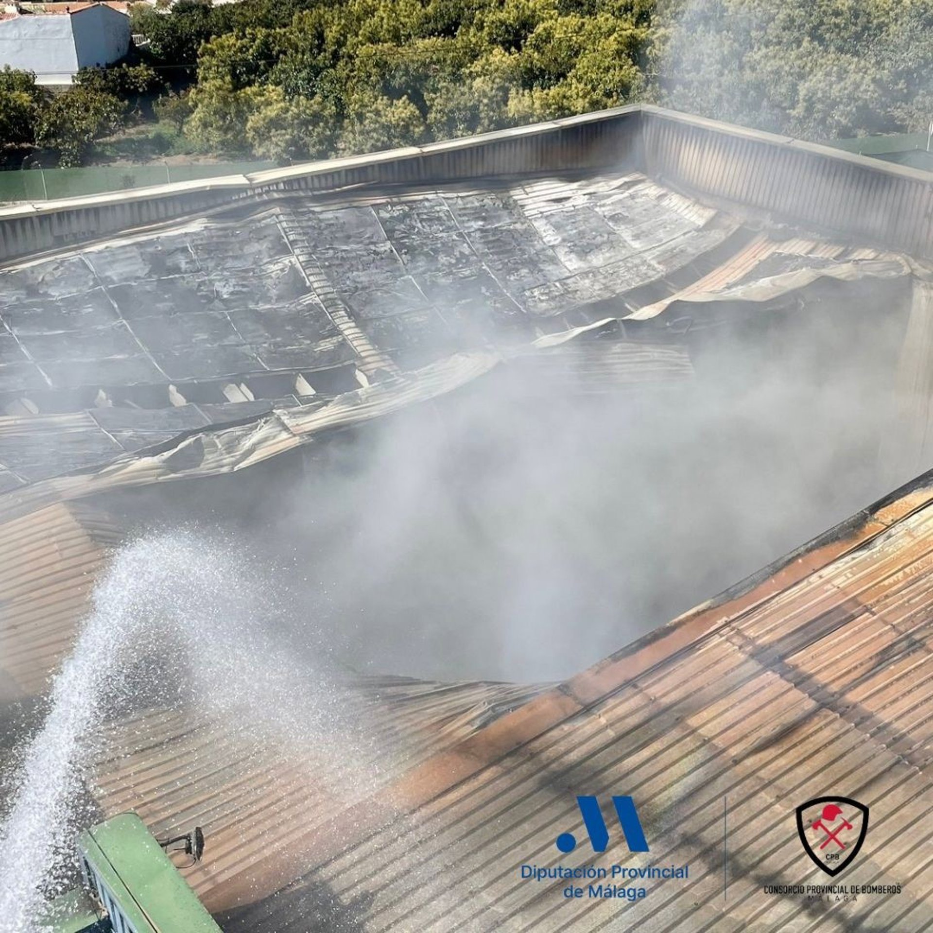 Continúan trabajos de extinción del incendio en naves del polígono industrial de Cajíz en Vélez-Málaga