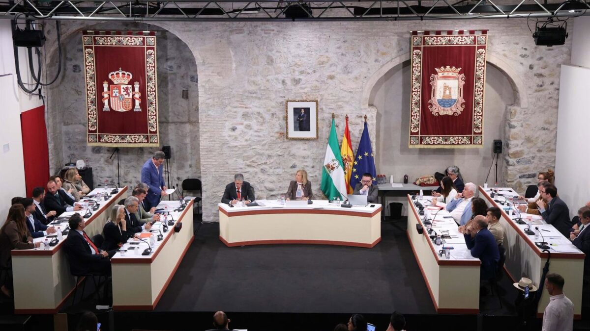 El Pleno de Marbella aprueba la distinción de Ciudadanos Honorarios a 17 vecinos por su trayectoria