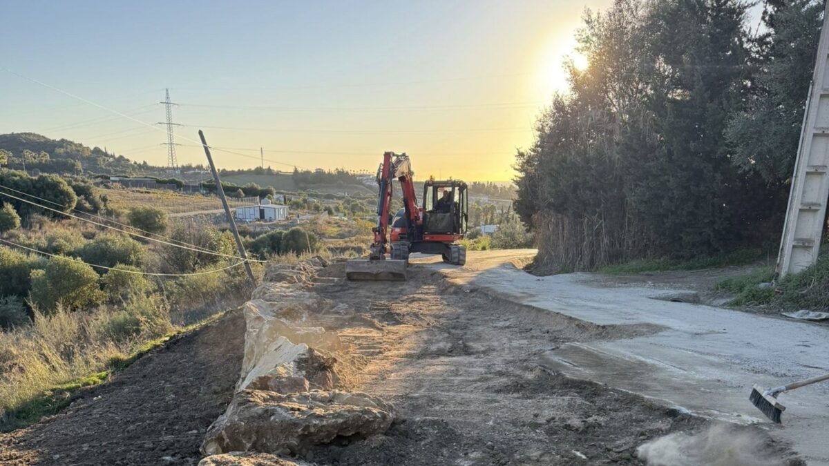 Estepona continúa con el plan para reforzar la seguridad y mantenimiento en los caminos rurales
