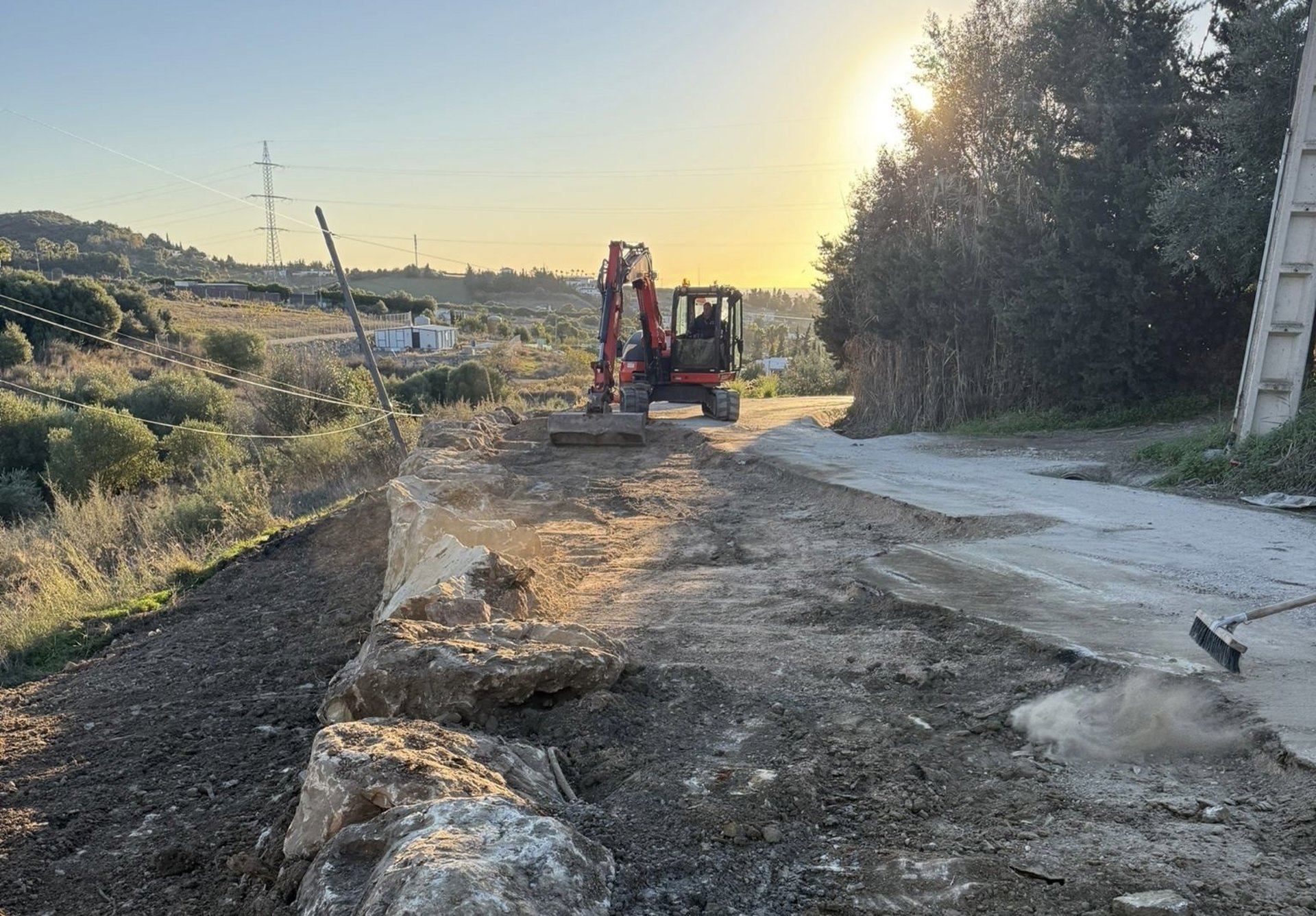 Estepona continúa con el plan para reforzar la seguridad y mantenimiento en los caminos rurales