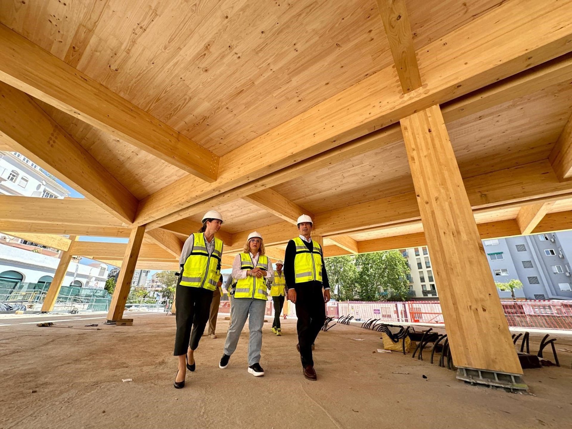 Fuengirola avanza en las obras del nuevo Mercacentro con el montaje de la estructura de madera
