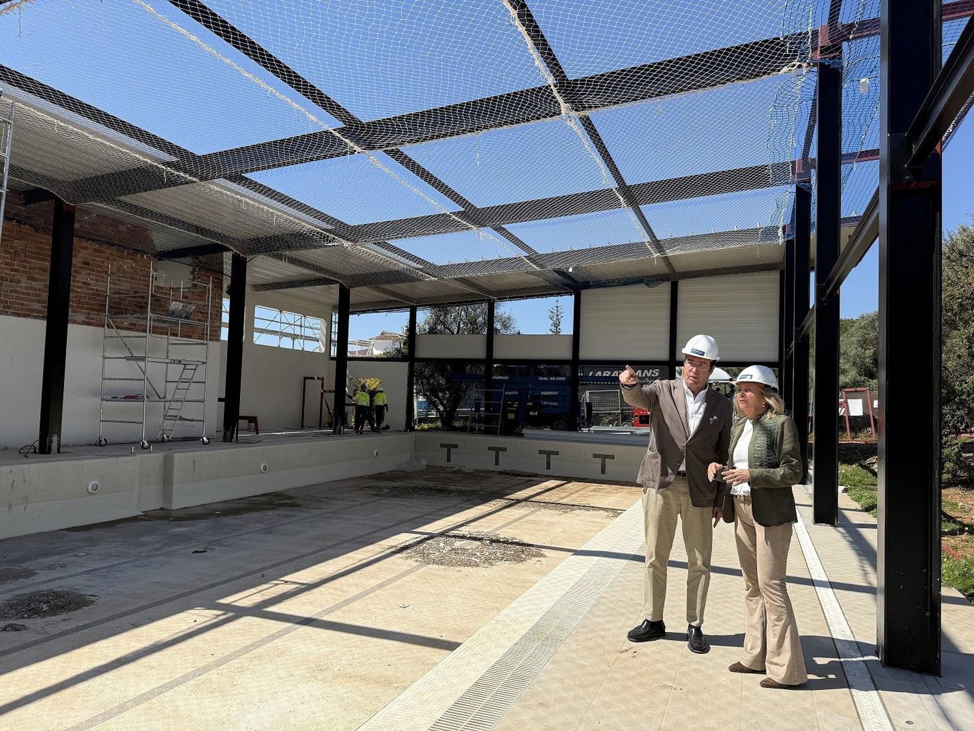Las obras de cerramiento integral de la piscina de Las Chapas en Marbella entran en su recta final
