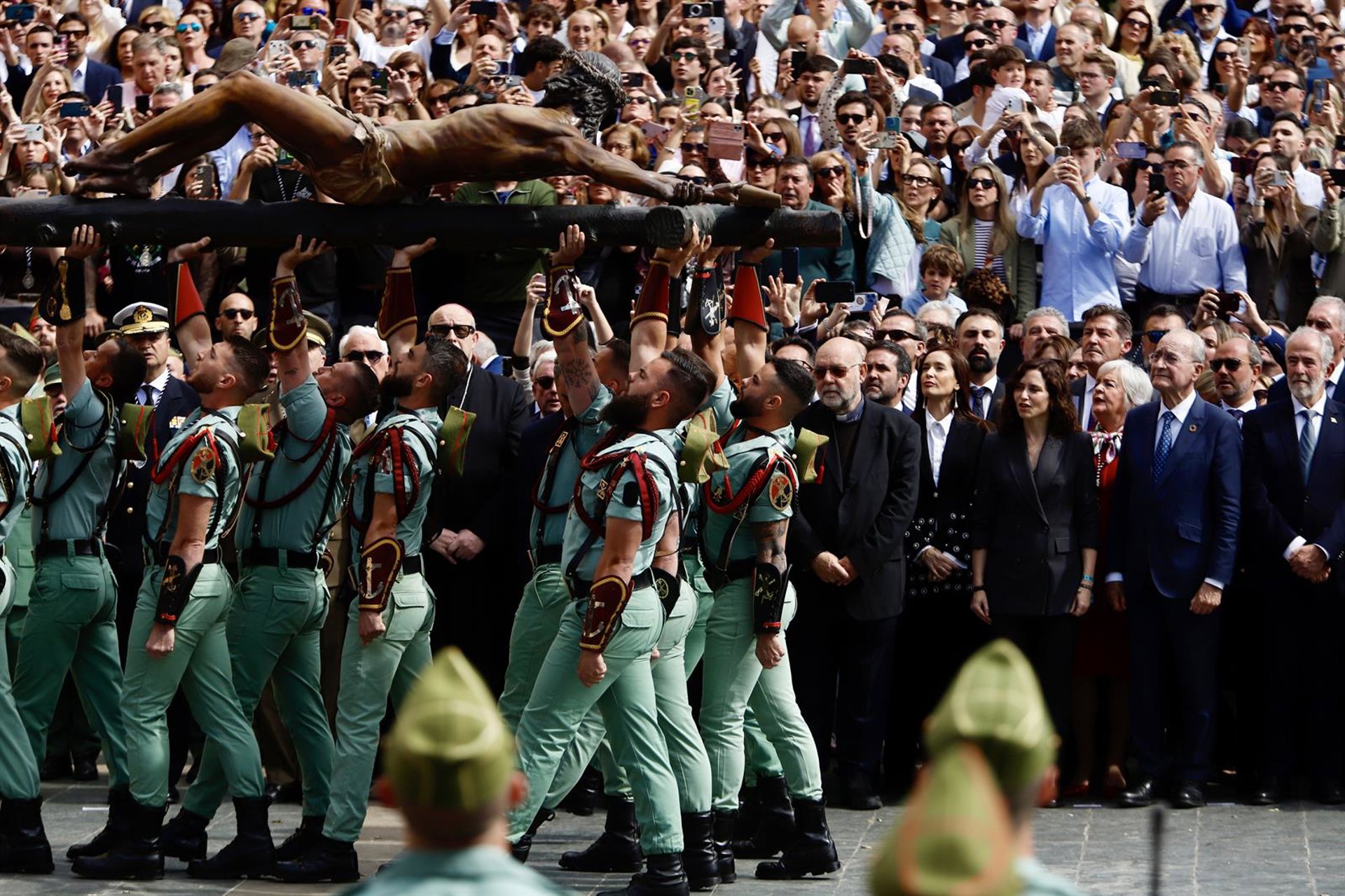 Málaga y los legionarios acompañan al Cristo de la Buena Muerte en el traslado a su casa hermandad
