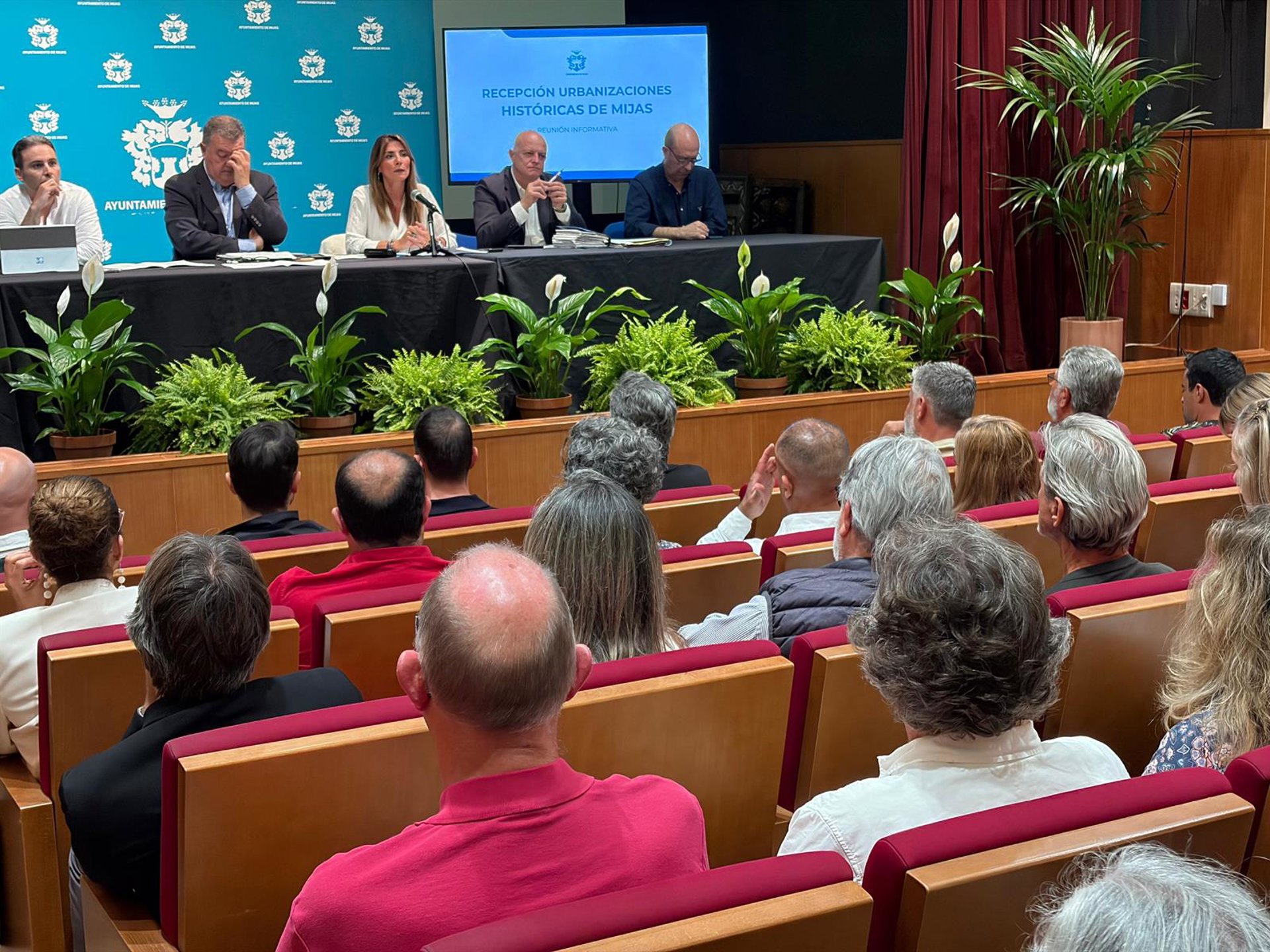 Más de un centenar de representantes de urbanizaciones históricas de Mijas asisten a la reunión sobre ordenanza