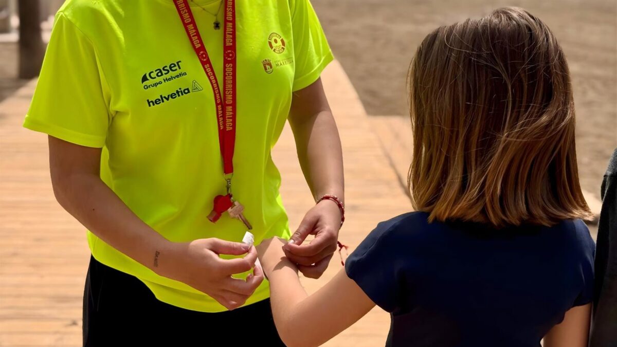 Marbella mantiene un sistema gratutito de pulseras identificativas en las playas para menores y vulnerables