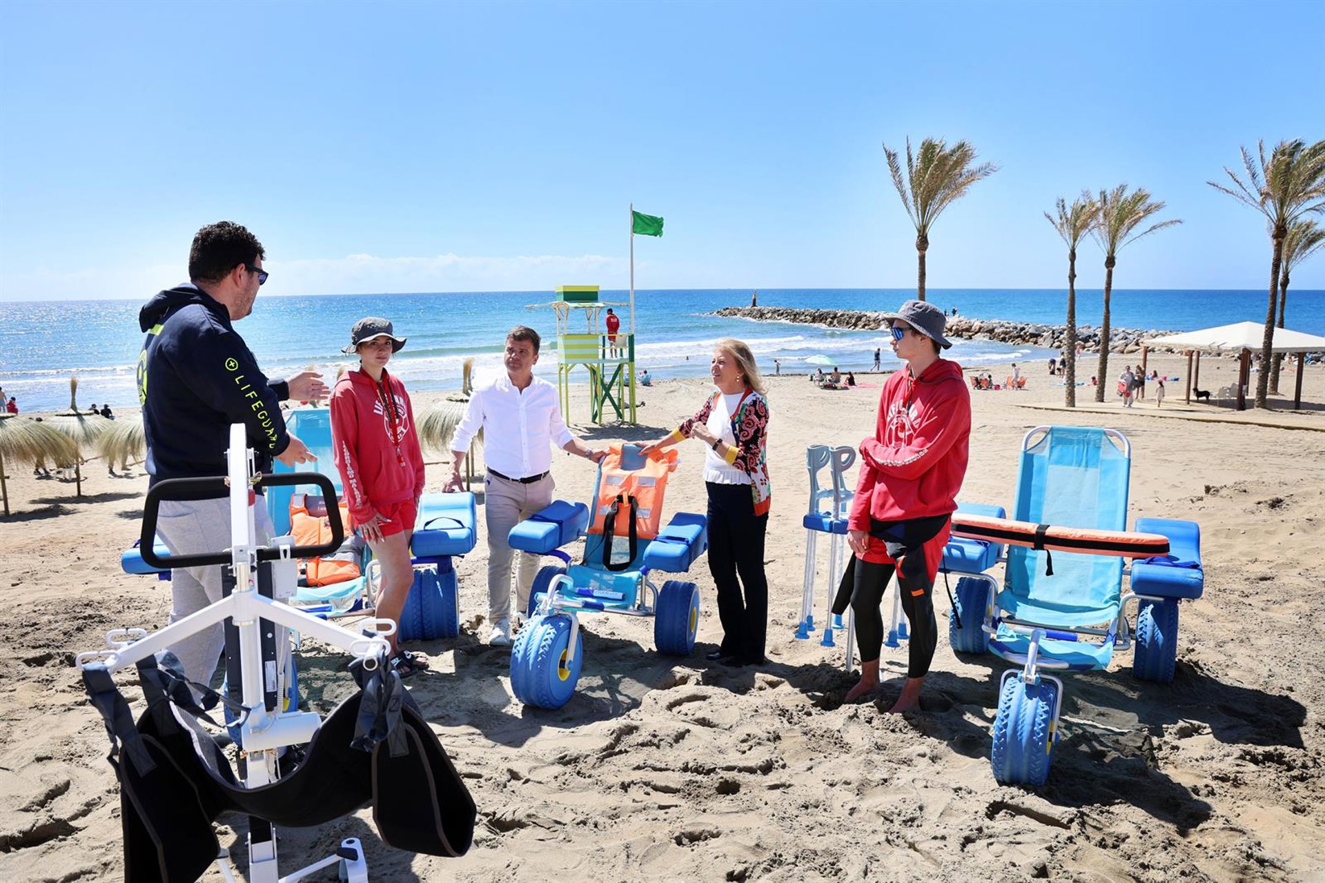 Marbella refuerza la accesibilidad en el litoral del municipio con nueve puntos de baño asistido