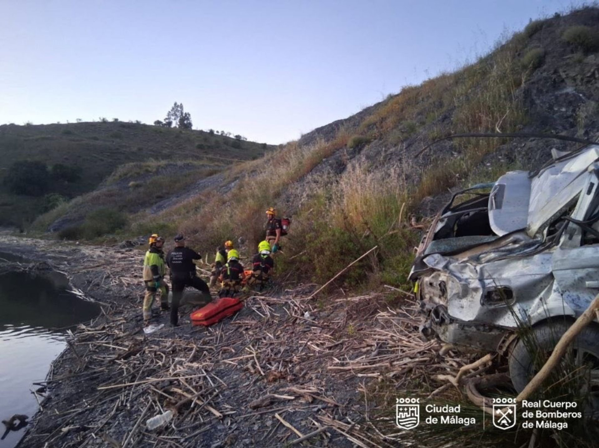 Muere un hombre y un menor resulta herido al salirse su coche de la carretera en Málaga