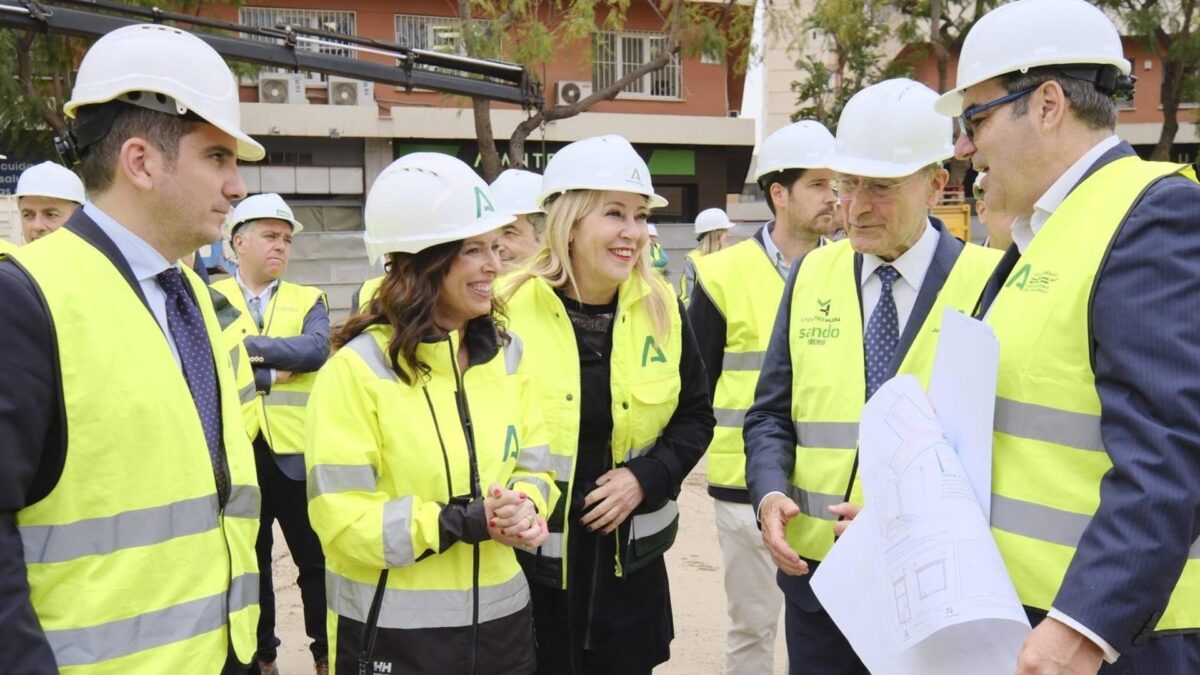 Rocío Díaz y Carolina España visitan la obra del túnel de la ampliación del metro en calle Hilera