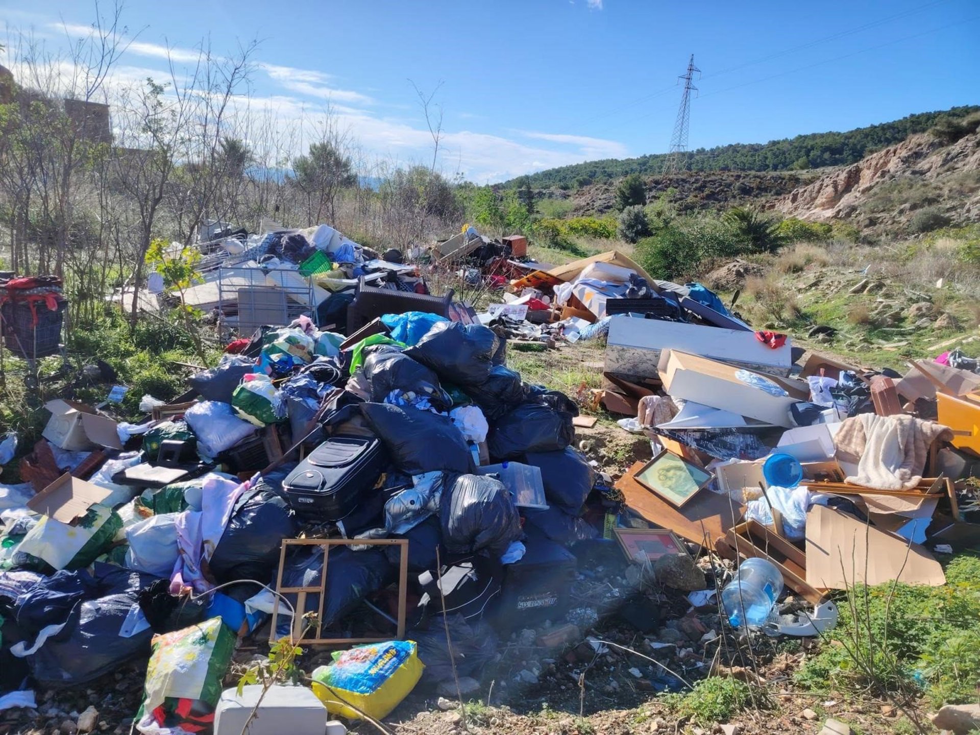 Torremolinos identifica a los autores de un vertido incontrolado en el arroyo Cueva de la Higuera
