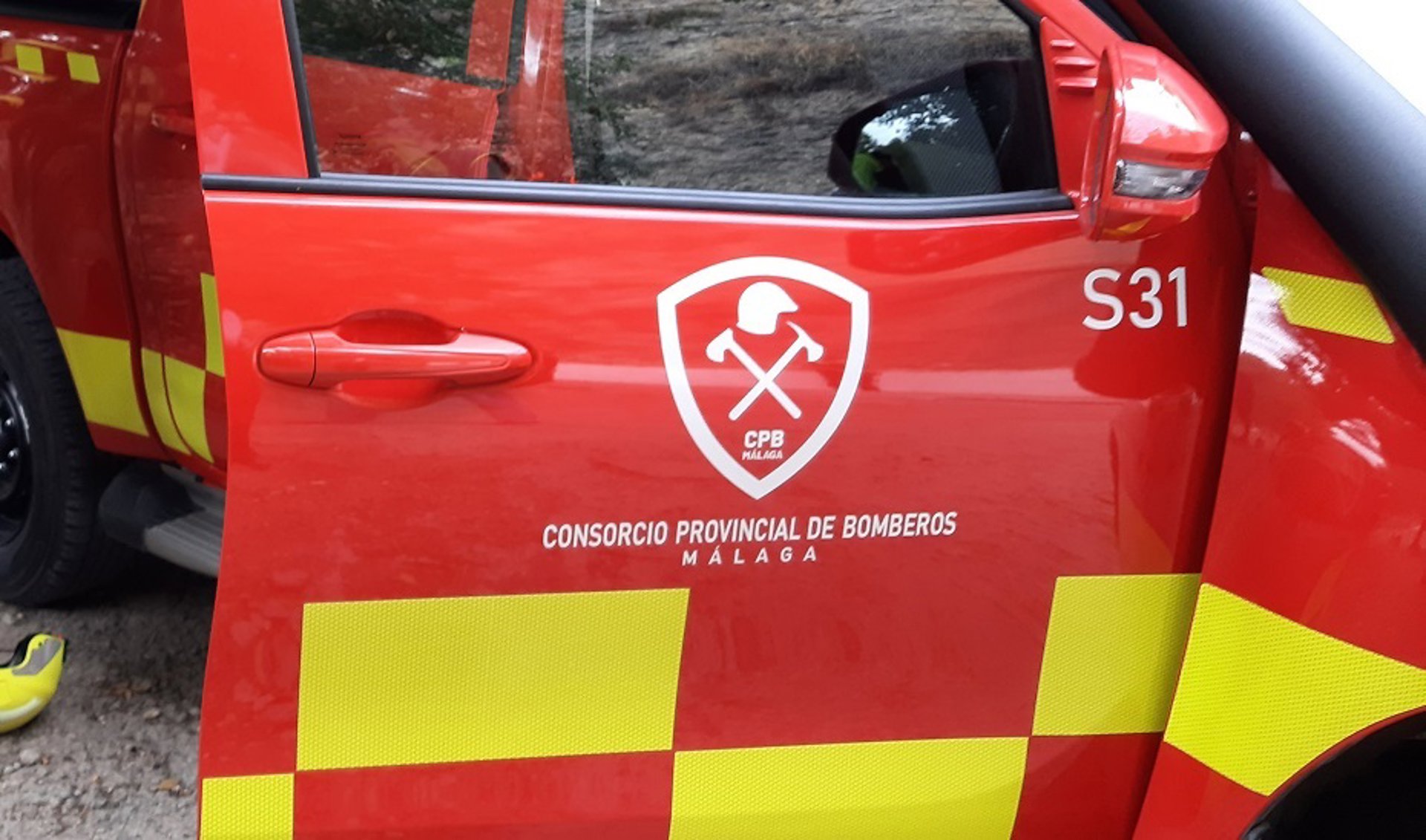 Un incendio afecta a varias naves del polígono industrial de Cajíz en Vélez-Málaga