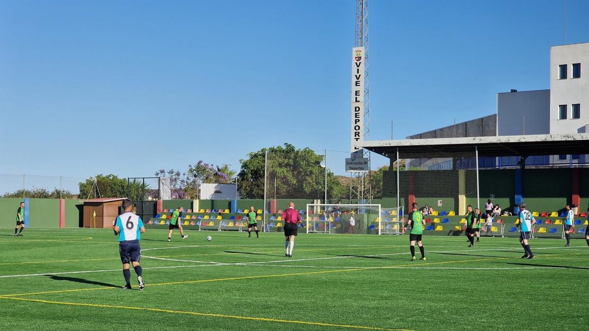 Diputación invierte más de 200.000 euros en el césped artificial del campo Adolfo Alba Ruiz de Benamocarra