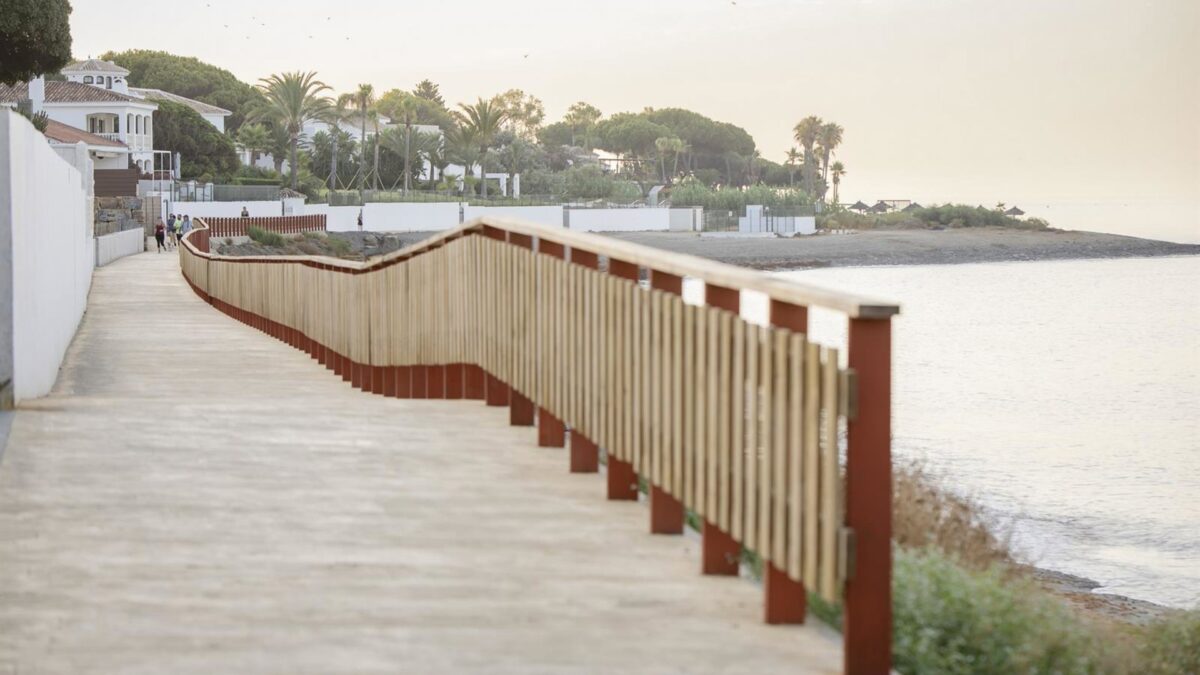 El Ayuntamiento de Estepona licita la instalación de 138 farolas solares en siete zonas del corredor litoral