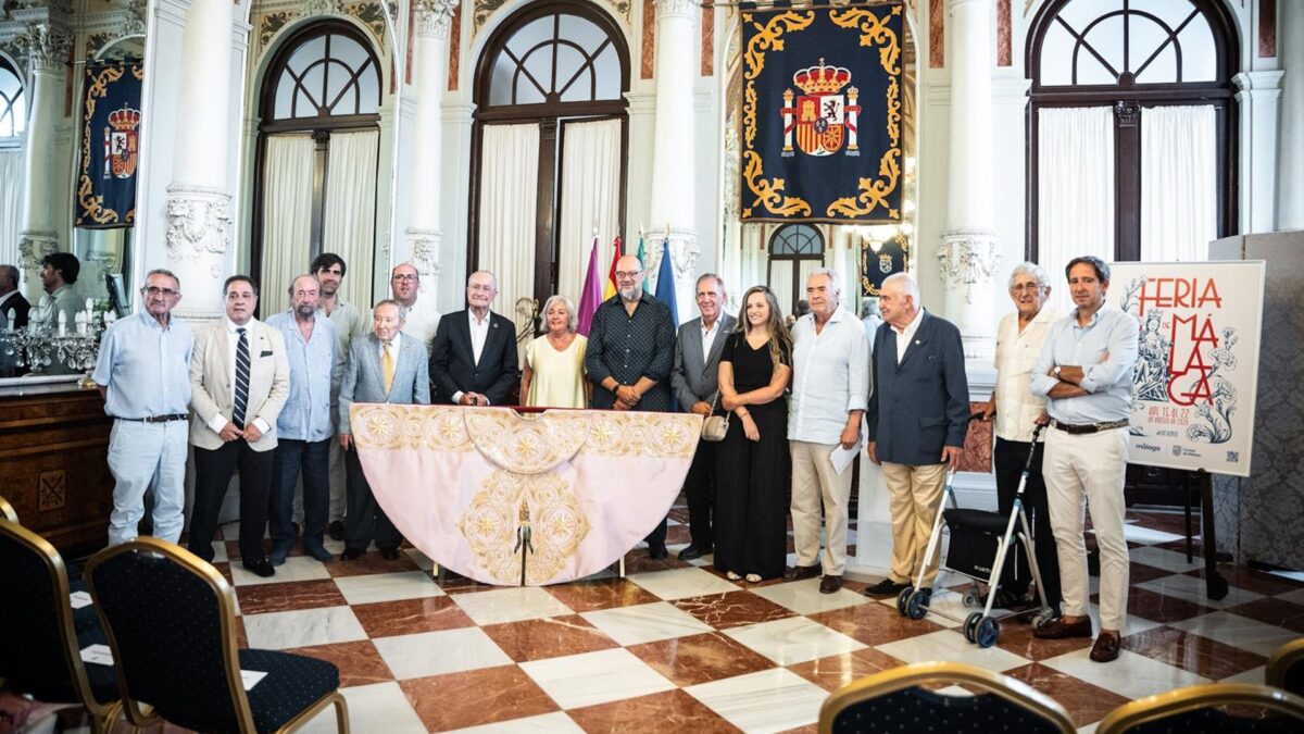 El Ayuntamiento presenta el Capote de Paseo a la mejor faena taurina de la Feria 2025
