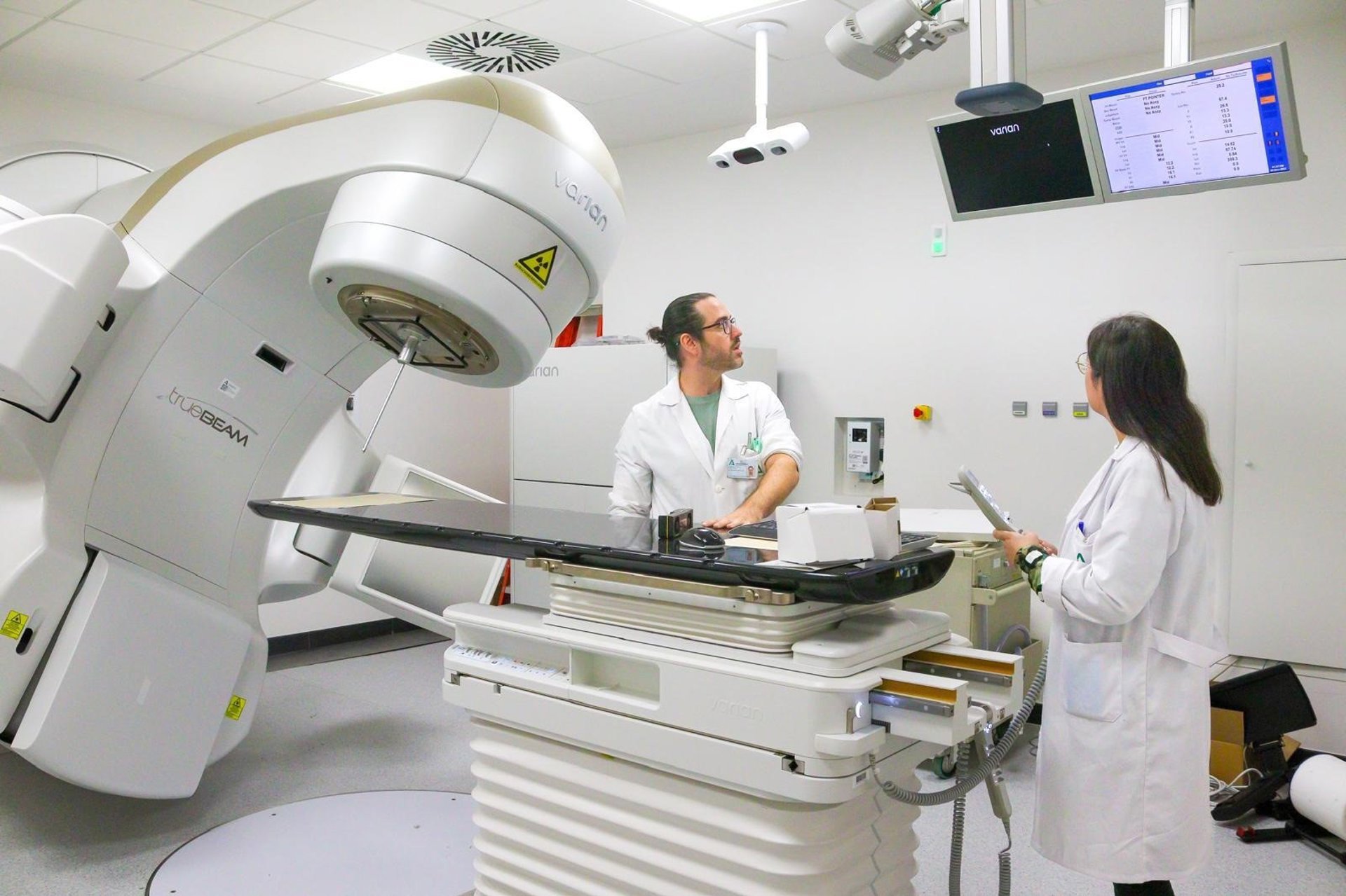 El Hospital Regional de Málaga incorpora un acelerador que reduce sesiones de radioterapia