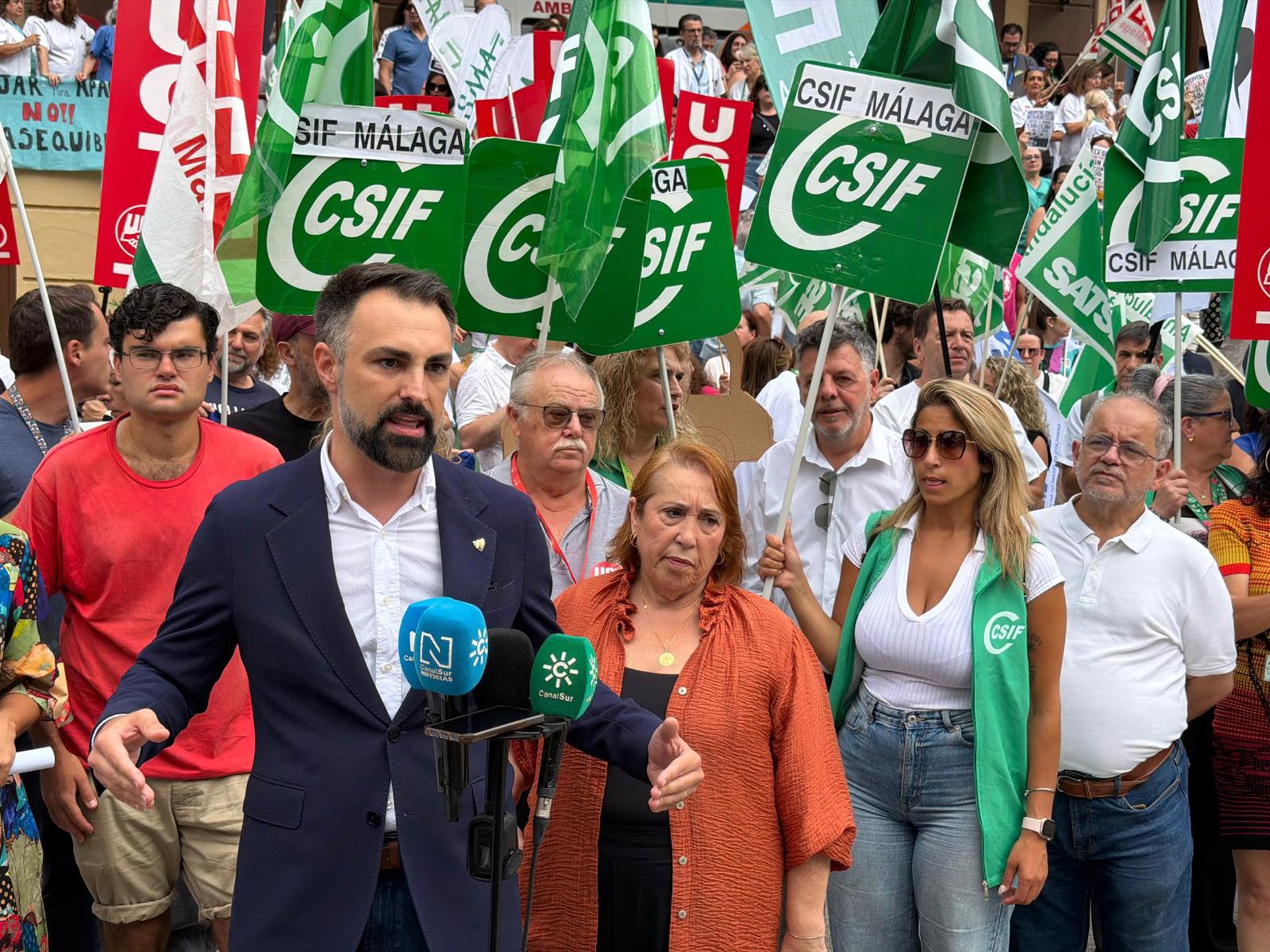 El PSOE critica "el copago sanitario" del PP por aparcar en el Hospital Civil de Málaga
