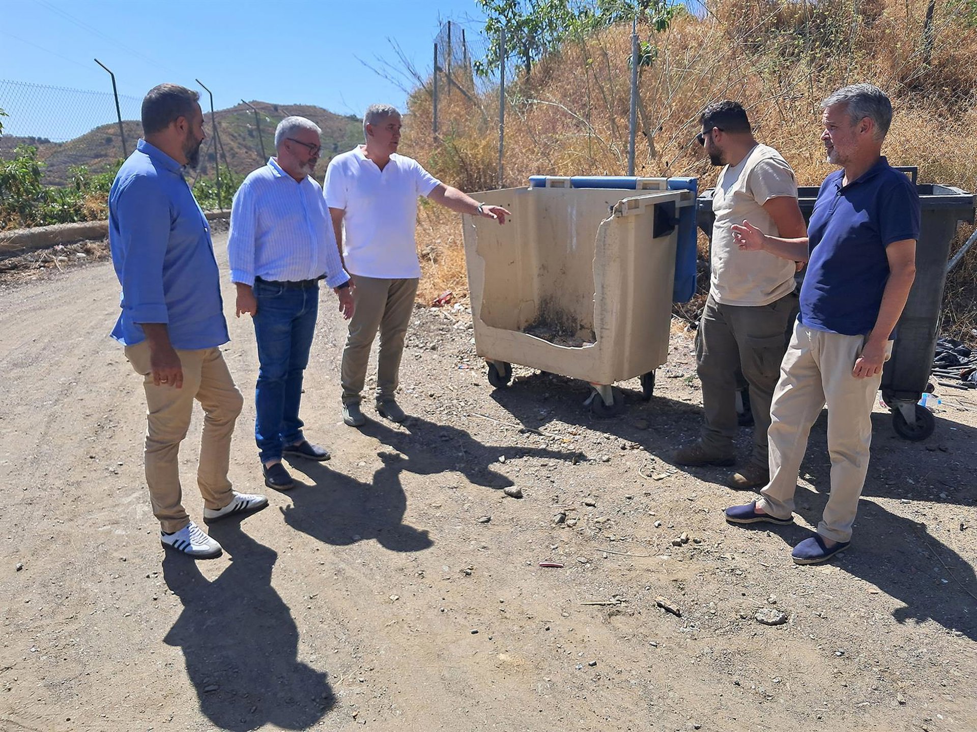 El PSOE de Málaga exige a la Diputación que renueve los contenedores de residuos en mal estado en los pueblos