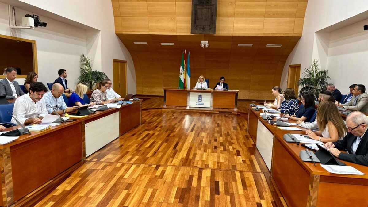 El Pleno de Fuengirola aprueba por unanimidad los reconocimientos a agentes de la Policía Nacional