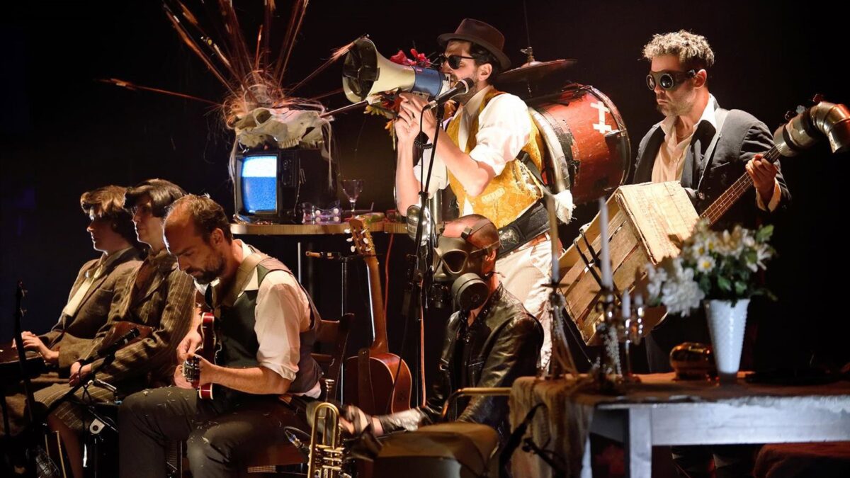 El Teatro Cánovas recibe al colectivo L'Orchestre d'Hommes-Orchestres con su propuesta 'Performs Tom Waits'