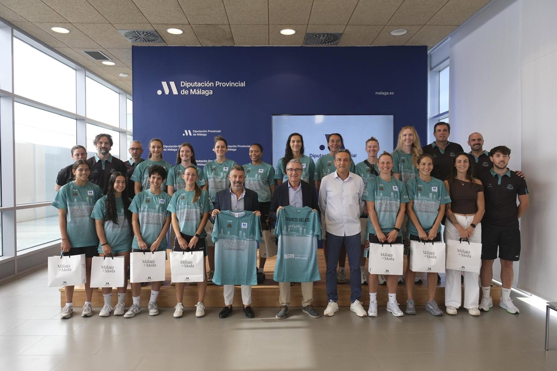 El presidente de la Diputación recibe al CAB Estepona antes de su temporada debut en competición europea