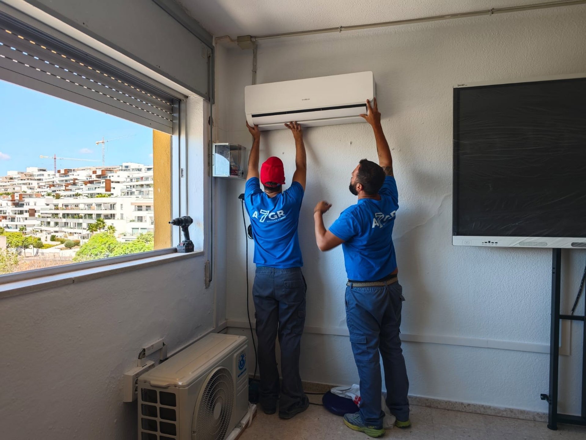 Estepona inicia la segunda parte del plan de climatización en sus centros educativos con 35 nuevos equipos