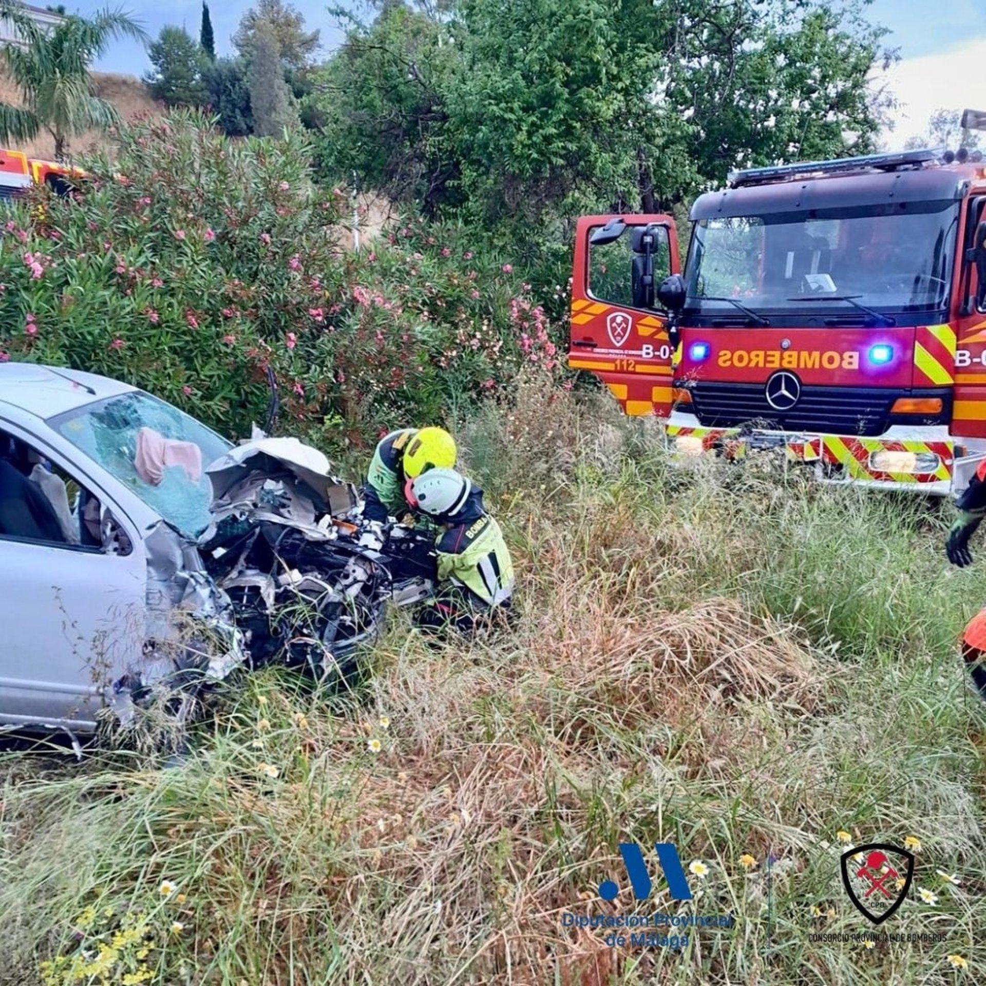 Excarcelan al conductor de un turismo al quedar atrapado tras un accidente de tráfico en Torremolinos