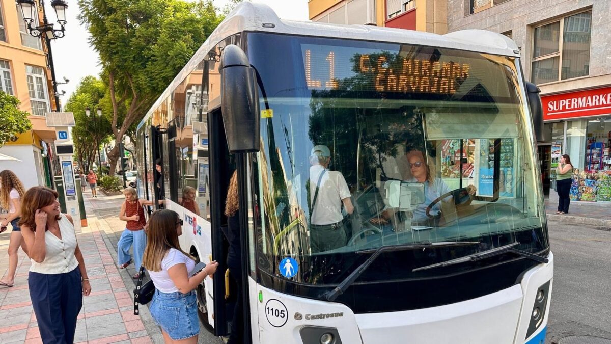 Fuengirola implementa un sistema de control de paradas del autobús urbano para evitar estacionamientos indebidos
