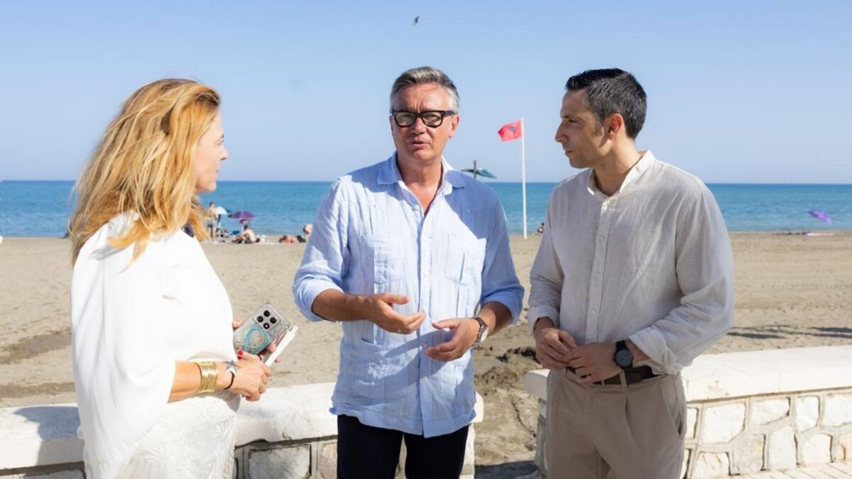 Gavira evalúa impacto del cierre de playas en Málaga y traslada "seguridad" al sector turístico