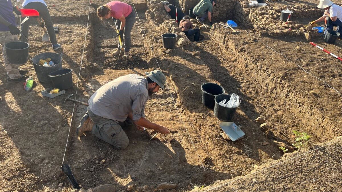 Junta, la Universidad y el Ayuntamiento retoman las excavaciones en el yacimiento fenicio del Cerro del Villar
