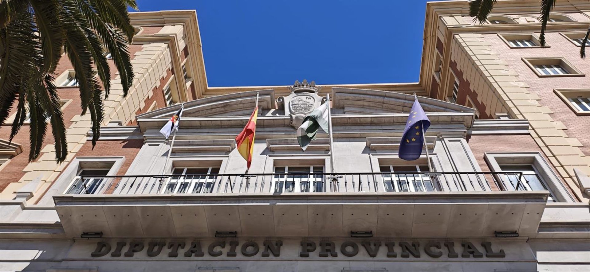 La bandera de Ceuta ondea en las sedes de la Diputación como muestra de apoyo y solidaridad con el pueblo ceutí