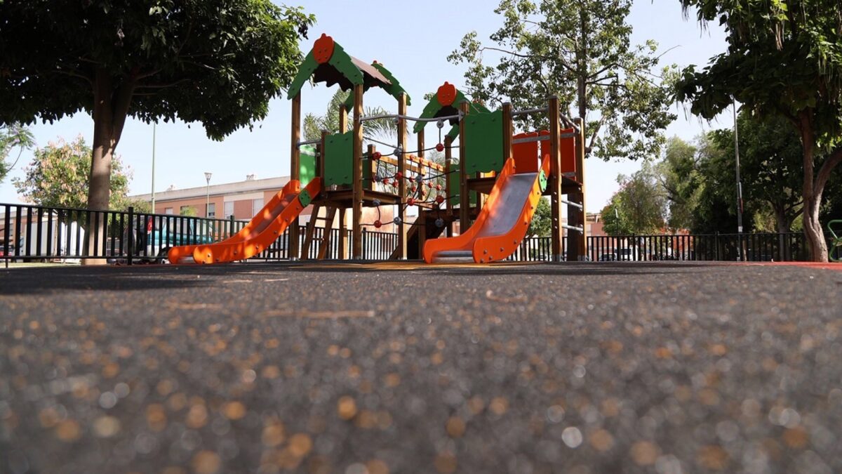 Málaga impulsa la renovación integral y la instalación de elementos de juego infantiles en la plaza Avicena