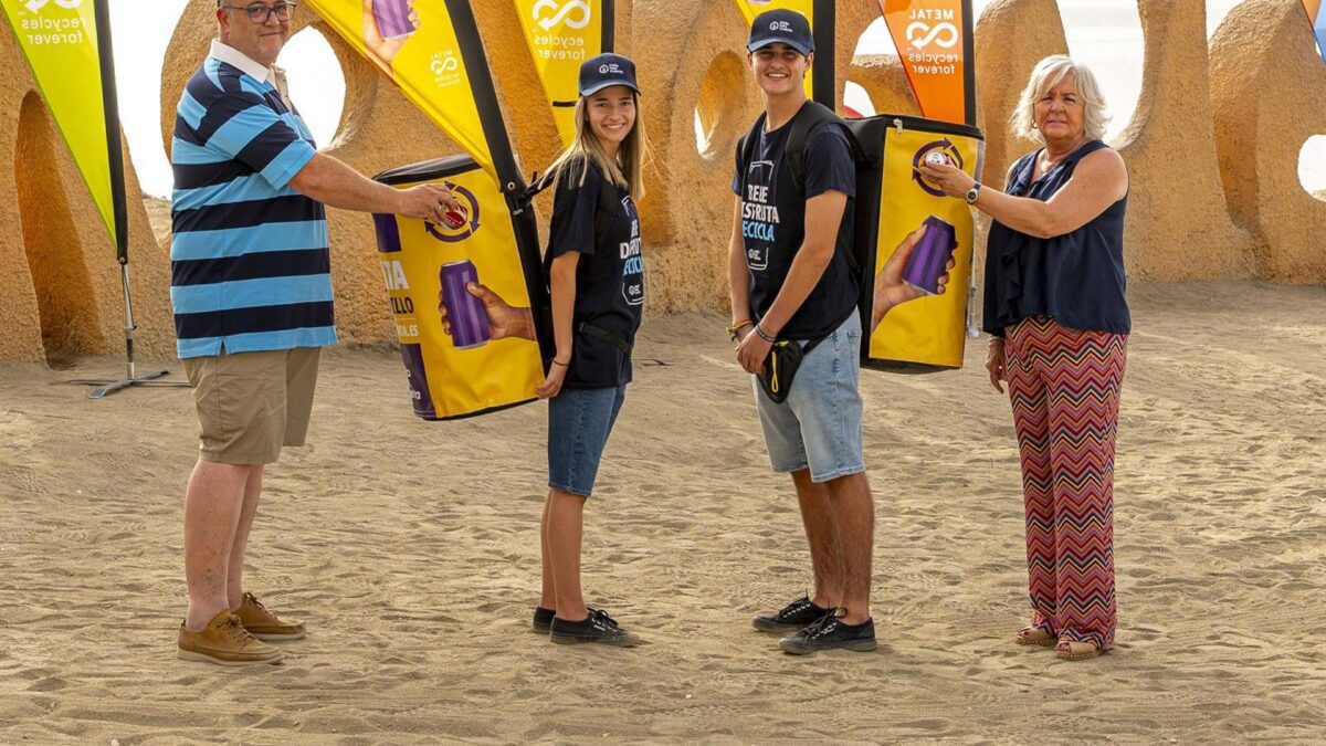Málaga vuelve a impulsar el reciclaje en playas este verano con la campaña 'Tu Lata al Amarillo'