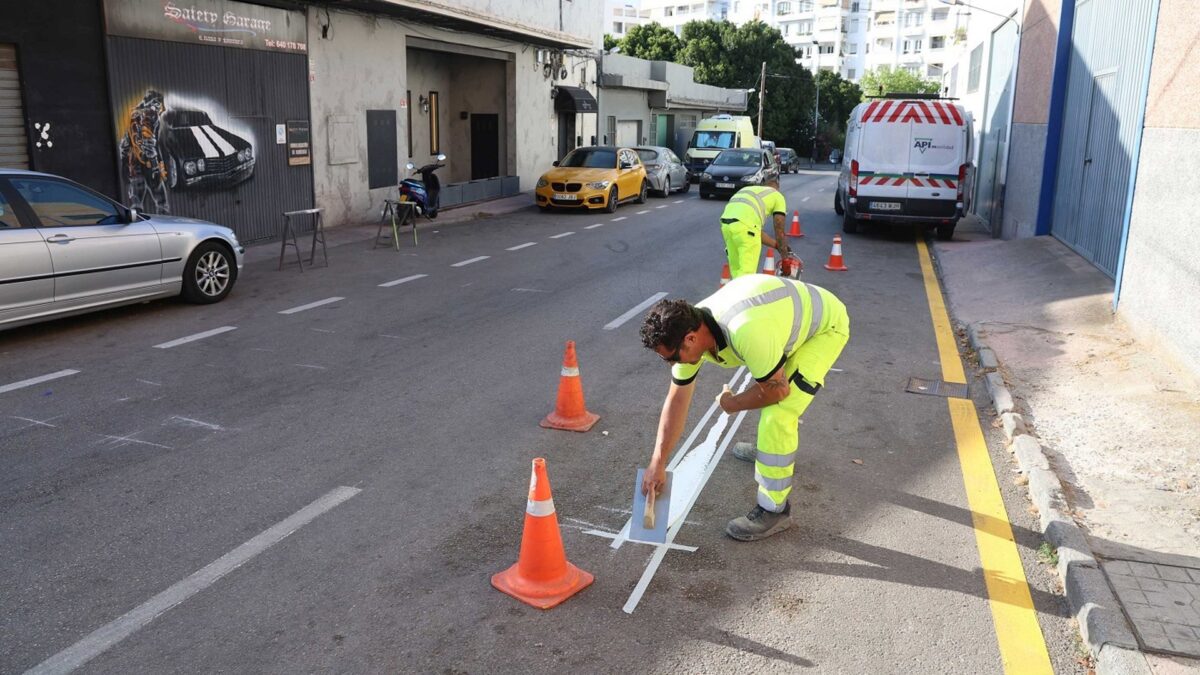 Marbella mejora la señalización vial del polígono de Nueva Andalucía para mejorar la seguridad y la circulación