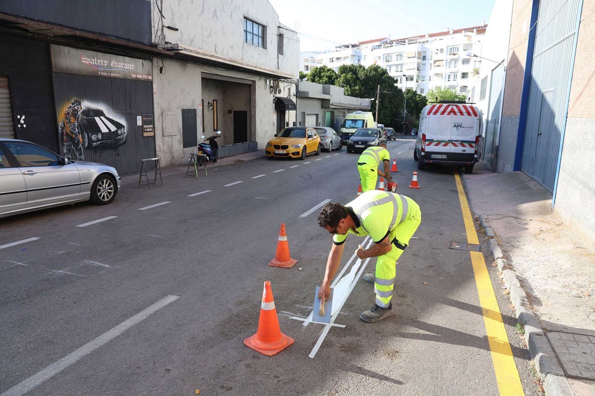 Marbella mejora la señalización vial del polígono de Nueva Andalucía para mejorar la seguridad y la circulación