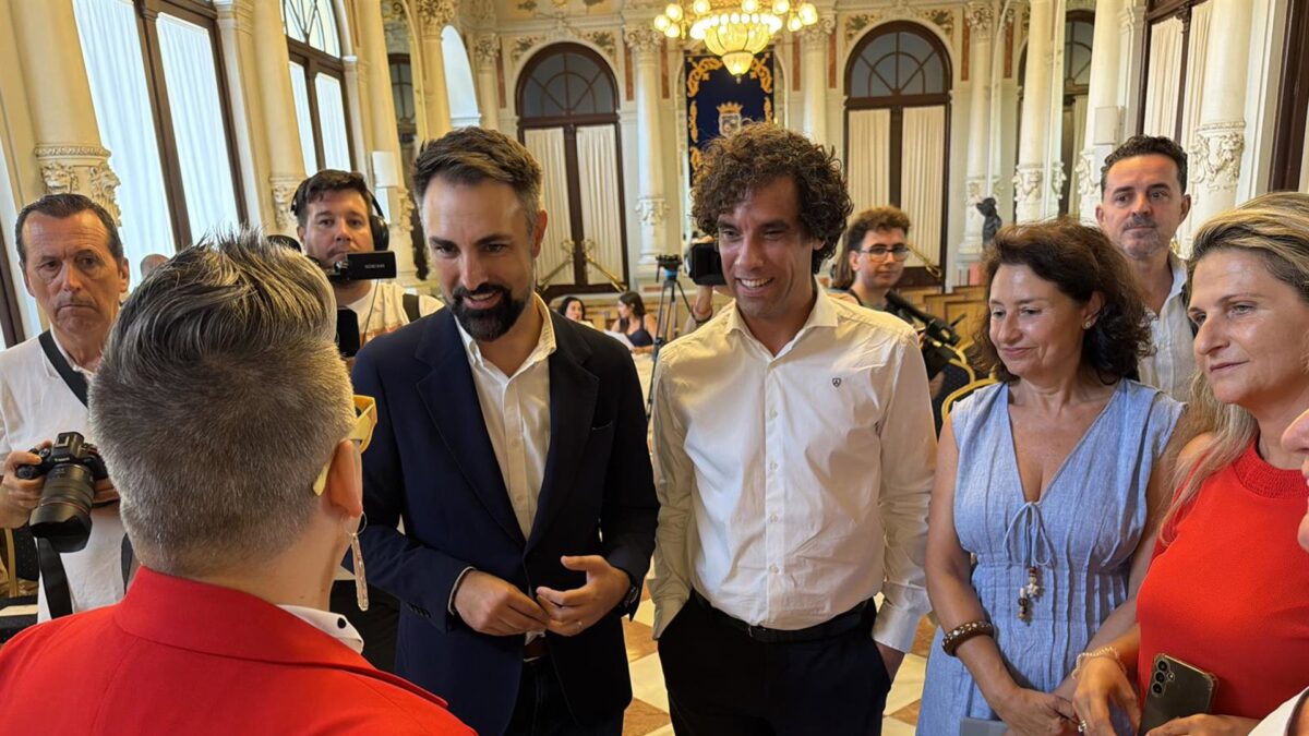 PSOE alerta de que la Feria "corre el riesgo de convertirse en un parque temático de restaurantes y discotecas"