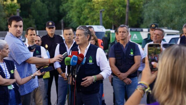 AM.-Activan siete medios aéreos contra incendio en Benahavís y levantan confinamiento en núcleo urbano