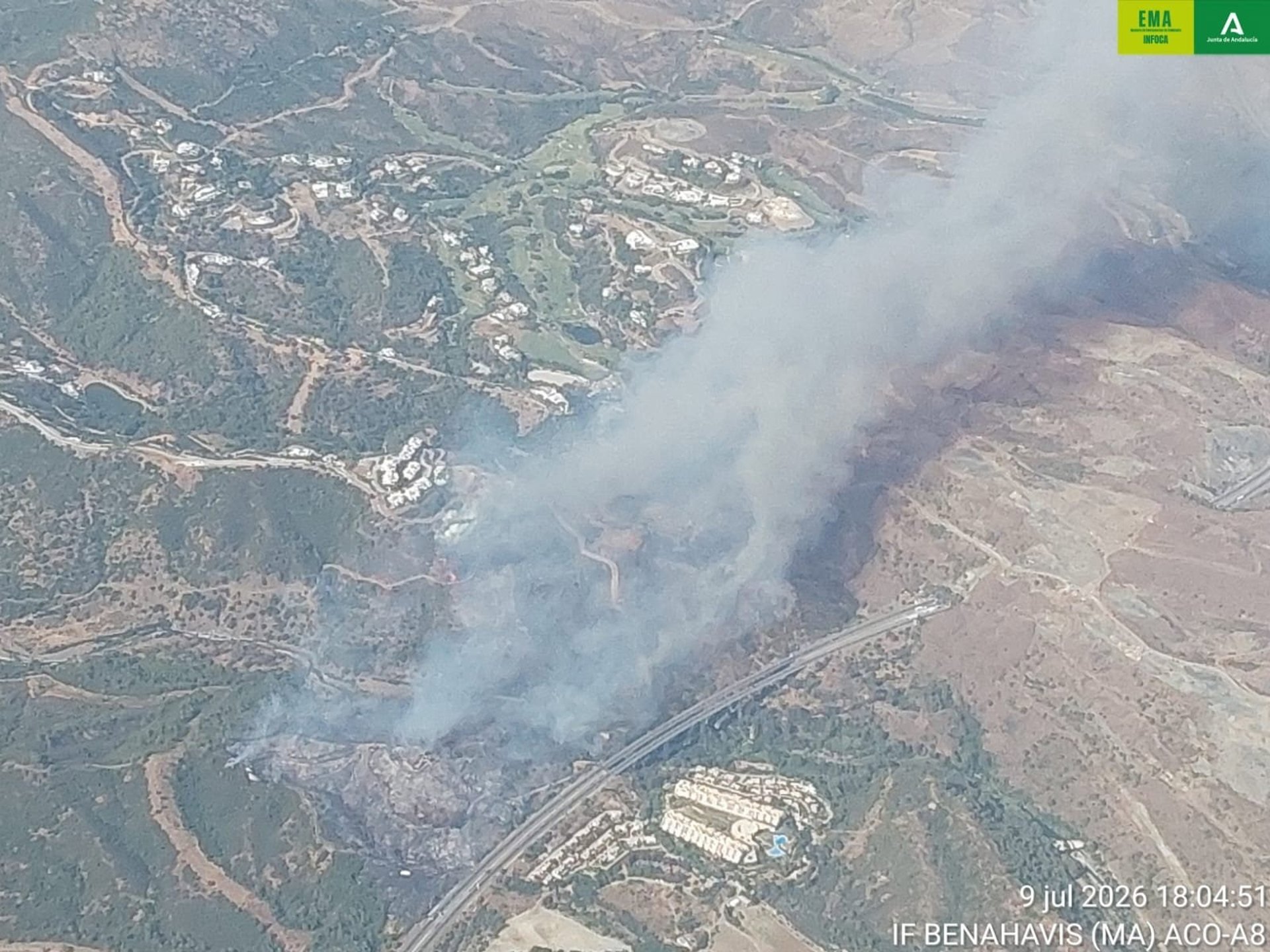 Amplían a 90 los efectivos por tierra y a diez los medios aéreos en el incendio forestal en Estepona