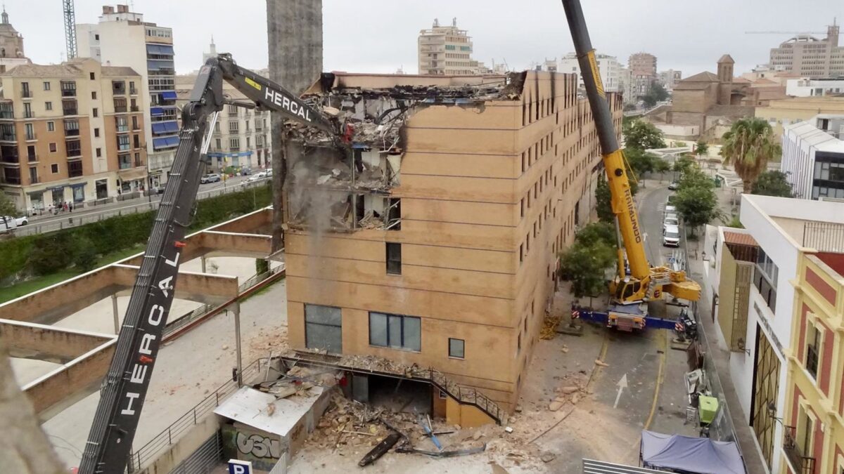 Arranca la demolición del edificio del hotel de Málaga afectado por un incendio
