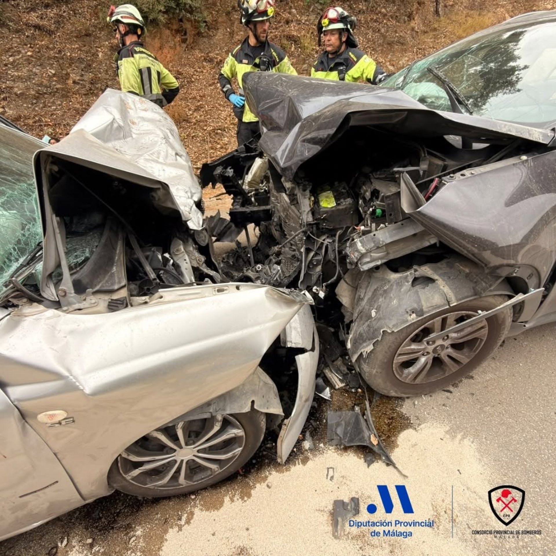 Aumentan a cinco los heridos en una colisión frontal de dos vehículos en Casares