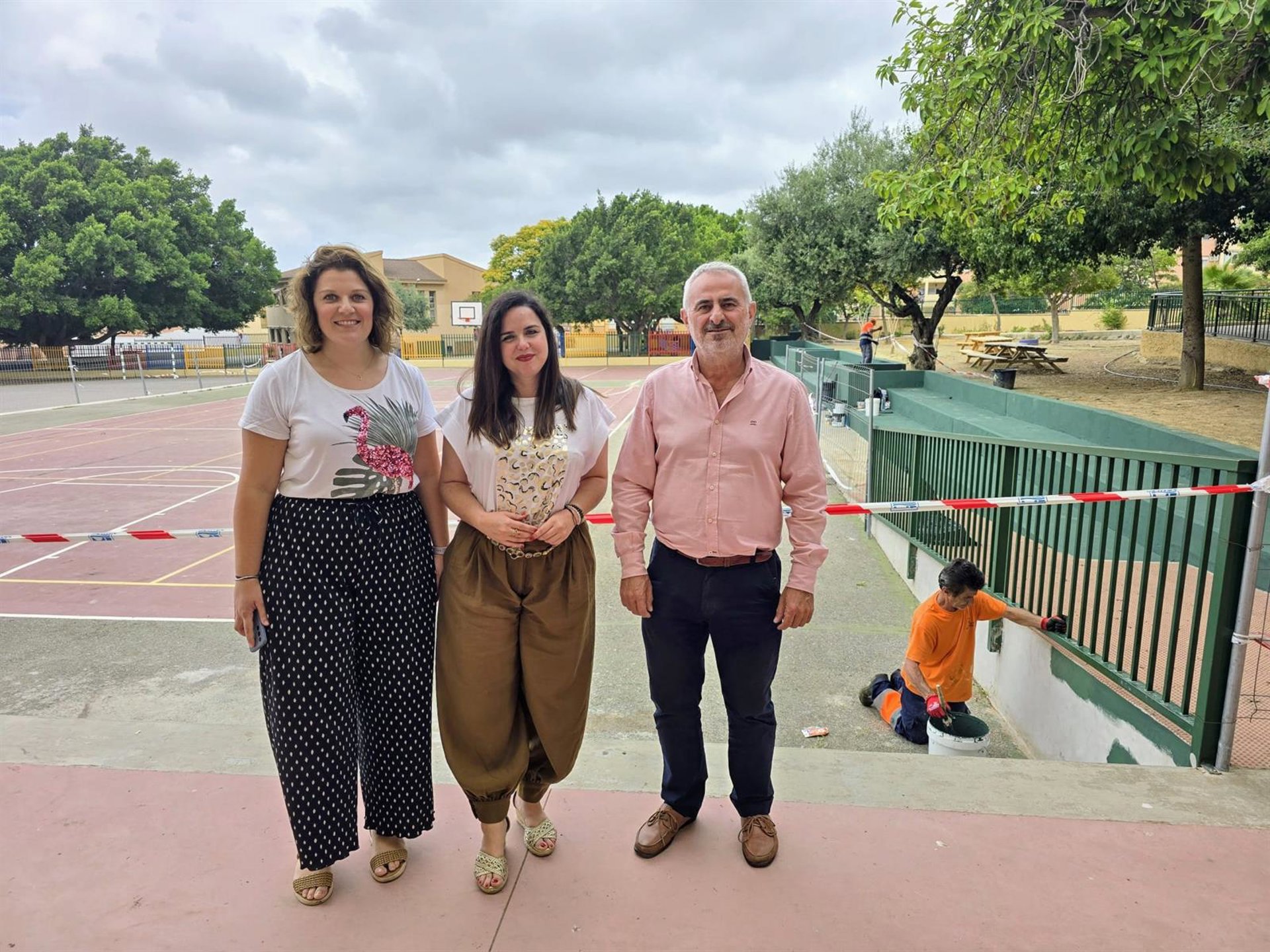 Avanzan las obras de reparación del graderío y pistas deportivas del CEIP Juan Herrera Alcusa de Vélez