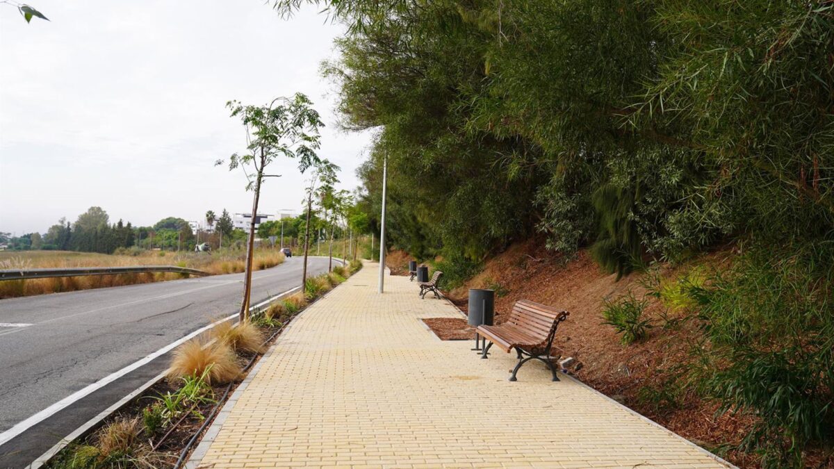 Ayuntamiento de Estepona finaliza las obras que dotan de acerado a 2,3 kilómetros a la carretera de Benahavís