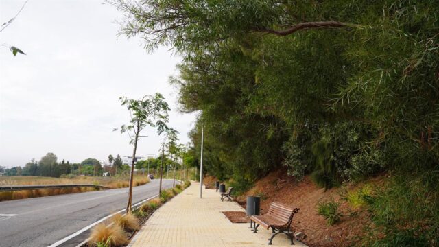 Ayuntamiento de Estepona finaliza las obras que dotan de acerado a 2,3 kilómetros a la carretera de Benahavís
