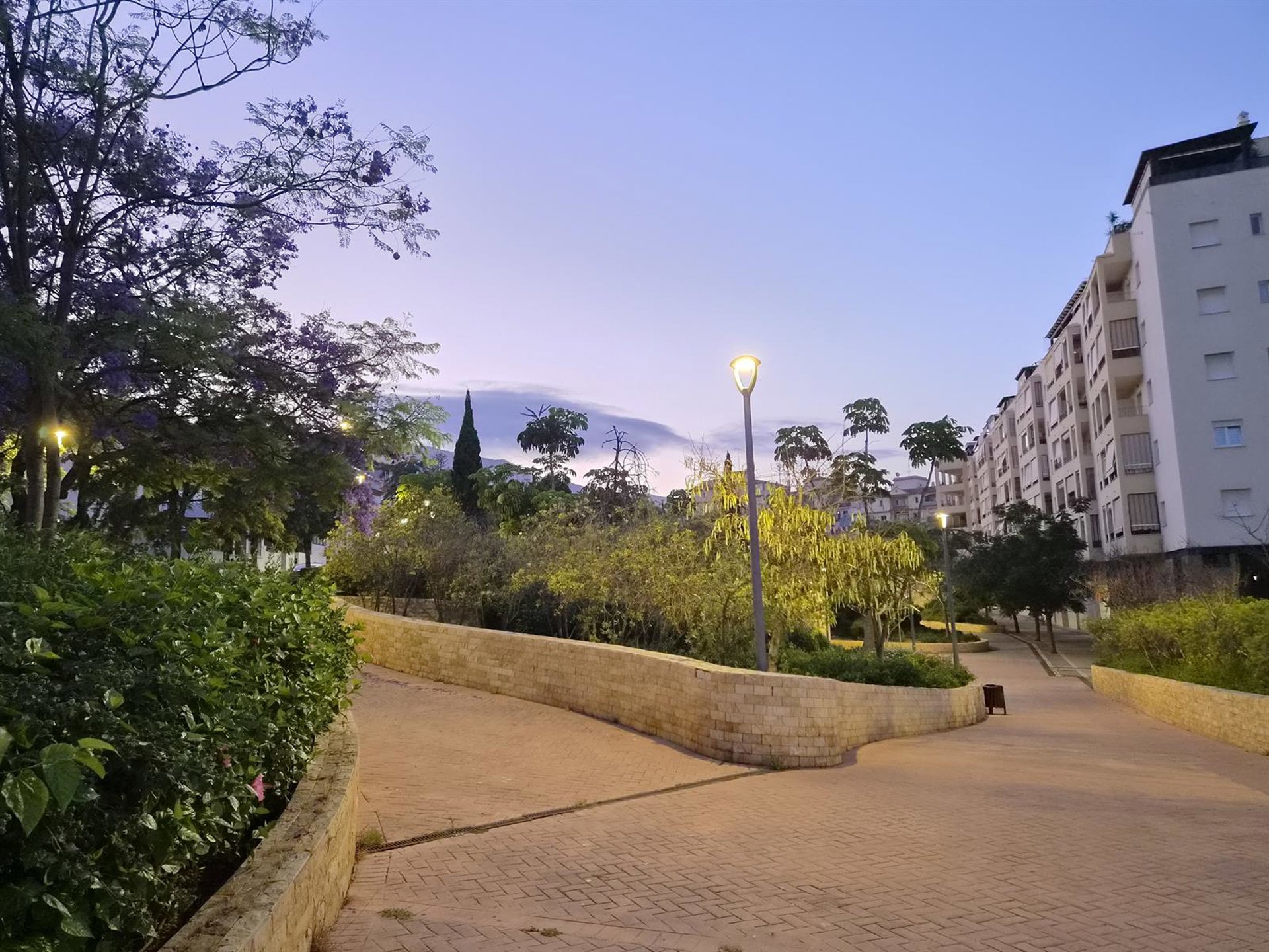 Ayuntamiento de Estepona instala nuevo alumbrado en seis parques que permitirá ahorrar 27.000 euros anuales