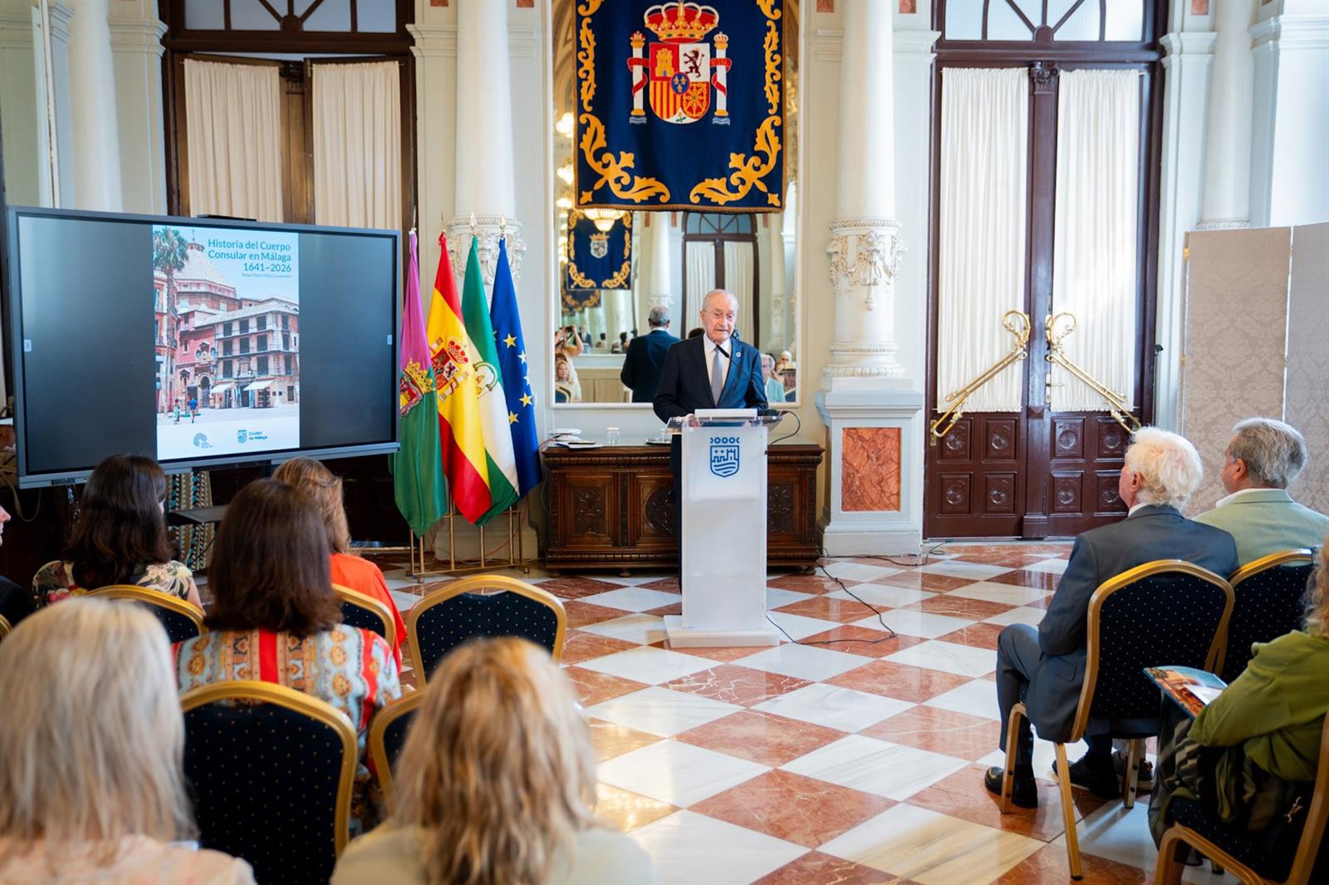 Ayuntamiento y Cuerpo Consular publican un libro que repasa los cuatro siglos de presencia consular en Málaga