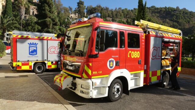 Bomberos actúan para sofocar el incendio declarado en un desguace en la capital