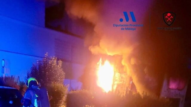 Bomberos intervienen en un incendio en una caseta eléctrica con dos transformadores en Cártama