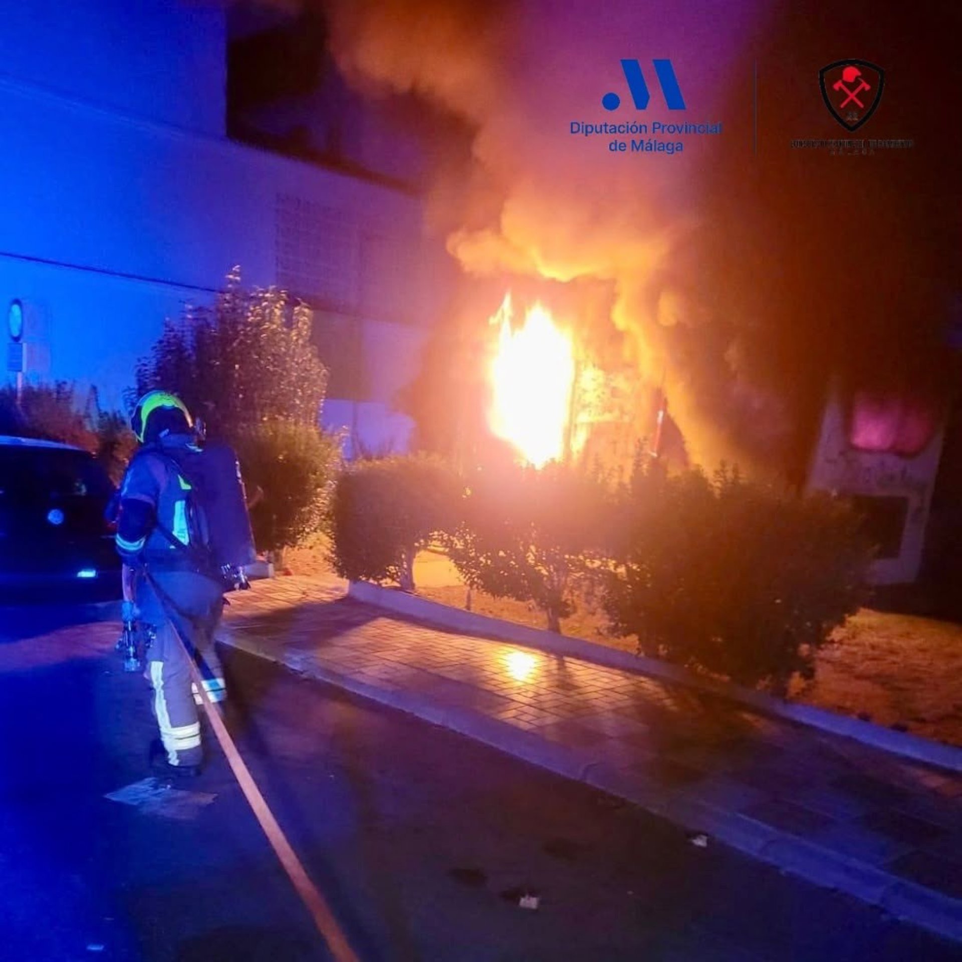 Bomberos intervienen en un incendio en una caseta eléctrica con dos transformadores en Cártama