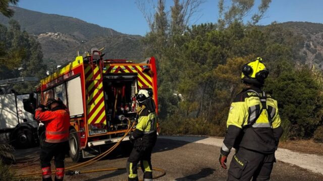 Bomberos movilizan 13 efectivos y 6 vehículos para proteger viviendas cercanas al incendio de Benahavís