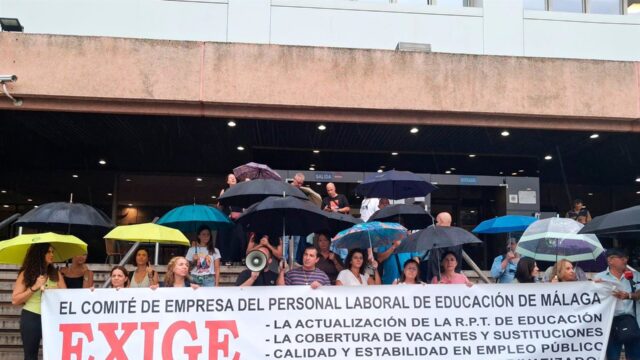 CSIF se concentra contra la "falta de cobertura" de puestos de personal no docente en los centros educativos