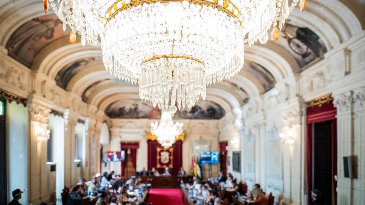Ceuta, fallos en pulseras antimaltrato, vivienda y gestión en playas y arbolado, a debate en el pleno de Málaga